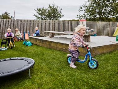 Børn leger på legepladsen - et glimt fra hverdagen i Dagplejen